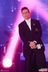 组图：任贤齐自愧腹肌不如张家辉 遭梁汉文投诉