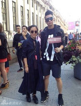 组图：魏晨纽约看秀与设计师亲切会面