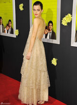 组图：艾玛《壁花少年》首映不慎露胸贴