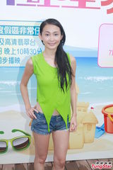 组图：白云梁政钰湿身抛胸大秀事业线