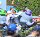 组图：洛佩兹带爱女逛游乐园 玩小飞象花容失色