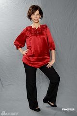 幻灯图：TVB新剧《飞女正传》剧照 蔡少芬造型多变