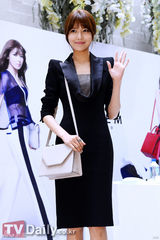 组图：少时秀英出席粉丝签名会 黑套装衬气质