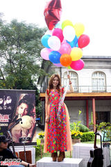 组图：梁心颐发新专辑草地开唱变身精灵