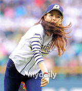 组图：Wondergirls成员婑斌为棒球赛开球