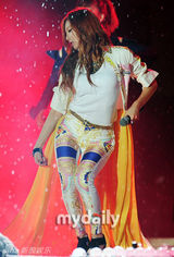 组图：EXO-K等热唱音乐会 Kara具荷拉秀美背翘臀