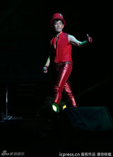 组图：任贤齐北京个唱铁汉柔情 哽咽为灾区祈福