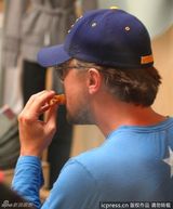 组图：莱昂纳多莱弗利逛街 蓝色情侣装甜蜜示人