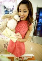 组图：主持人程雷与小18岁娇妻大婚 深情献吻