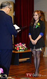 组图：柳真宋钟基出席公益活动 全程大派亲切微笑