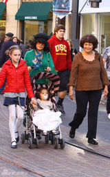 幻灯图集：萨尔玛-海耶克带女儿畅游洛杉矶