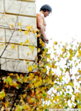 组图：《碟中谍4》阿汤哥半裸吊钢丝变空中飞人