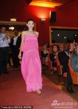 组图：张柏芝助阵新片戛纳首映粉裙摇曳多姿