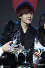 组图：付辛博签约新东家即将开个唱 许巍现身助阵