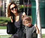 组图：杰西卡-阿尔芭与女儿一同荡秋千现甜蜜瞬间