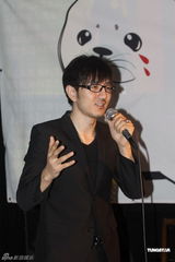 组图：曲泉丞出席公益活动 为地震灾民祈福