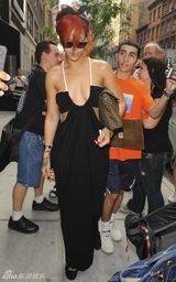 组图：蕾哈娜真空吊带长裙亮相 胸前春光无限