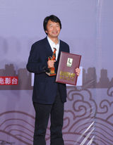 组图：金鸡百花颁奖后台 得奖者分享喜悦