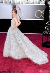 组图：奥斯卡红毯-女配提名艾米-亚当斯与老公