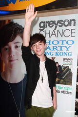 组图：GaGa小师弟抵港 自称已与歌迷们结婚