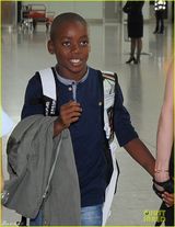 组图：麦当娜携养子养女现身机场潮范儿足