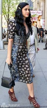 组图：凯蒂-佩里深V碎花裙现身 似花蝴蝶展风情