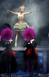 组图：蔡依林爆乳金属战袍开唱 造型火辣百变