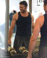 组图：休-杰克曼健身房狂练肌肉 卖力满头大汗