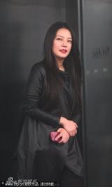 组图：赵薇独自出街觅食 风吹秀发抱臂御寒