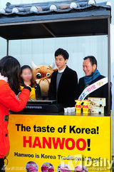 组图：李升基推销韩牛 现场烤肉试吃喂粉丝