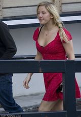 组图：阿黛尔接班人低胸装素颜出街 享冬日暖阳