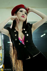 组图：芙蓉姐姐全新制服写真曝光 一改往日淑女形象