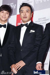 组图：刘在石UEE等韩众星亮相KBS演艺大奖红毯