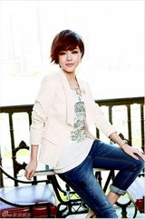 组图：邓家佳《品位》气质高雅  展现OL完美搭配