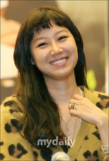 幻灯图：孔孝真李哈妮出席新剧发布会短裙比美