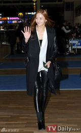 组图：韩星韩彩英为参加2012MAMA颁奖礼赴香港