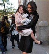 高清组图：凯蒂-赫尔姆斯黑衣亮相 苏瑞做鬼脸