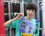 高清图：韩团EXO参加偶像田径赛 微博晒现场图