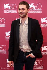 组图：《农场旅行》发布会 伊夫林大露美背