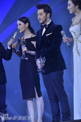 组图：沙溢胡可情侣装亮相庆典