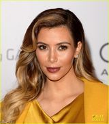 组图：卡戴珊土豪金裙巨乳难挡凸点见客