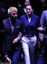 组图：巩俐获保镖搀扶 亲密挽男性胳膊低头不语