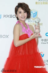 组图：大牌歌手同台high翻观众 任爸代Selina出席