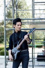 组图：丁子峻片场玩转音乐释放摇滚激情