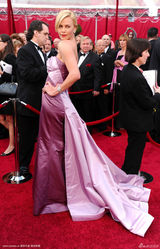 高清组图：奥斯卡红毯 查理兹-塞隆美艳动人
