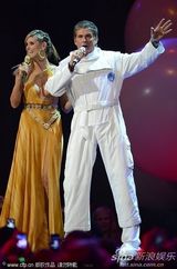 组图：海蒂-克鲁姆遭两猛男露屁股蛋“夹击”