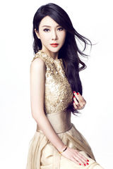 组图：曾曾长发红唇写真展知性优雅美