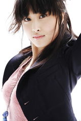 高清组图：“丑女”李欣汝摘下眼镜 演绎本色写真