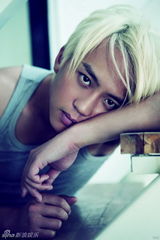 高清图：邓超全新写真曝光 白发神探变身青葱少年