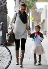 高清组图：杰西卡-阿尔芭街拍白色毛衣搭配长靴